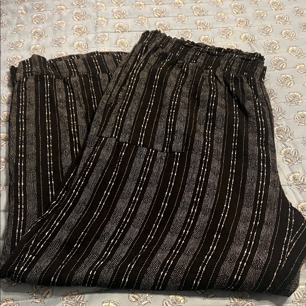 Womens xxl black and white pattern pants